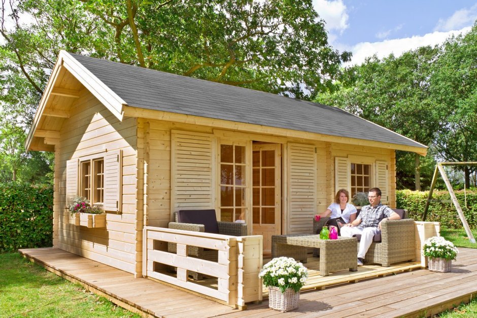 Уютная маленькая веранда на даче