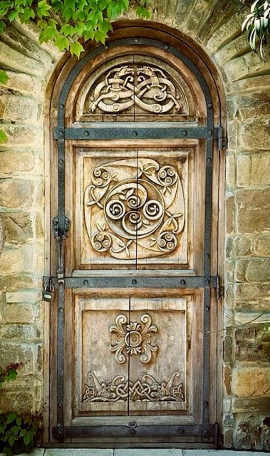 Красивые старинные двери