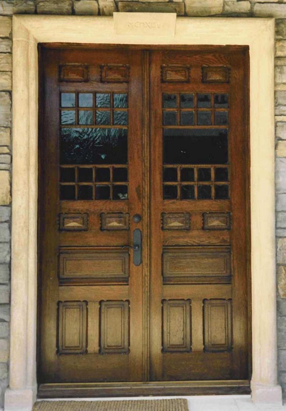 Деревянная дверь в старинном стиле