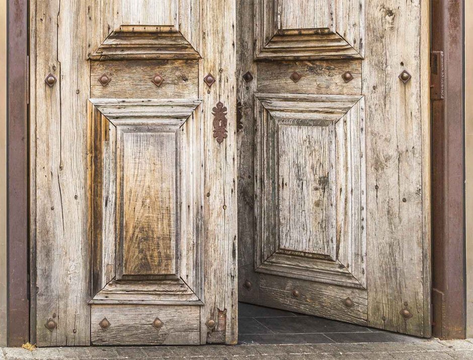Старинные двери из дерева