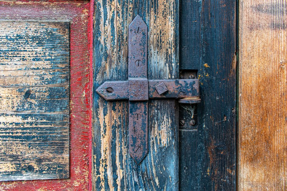 Старая деревянная дверь
