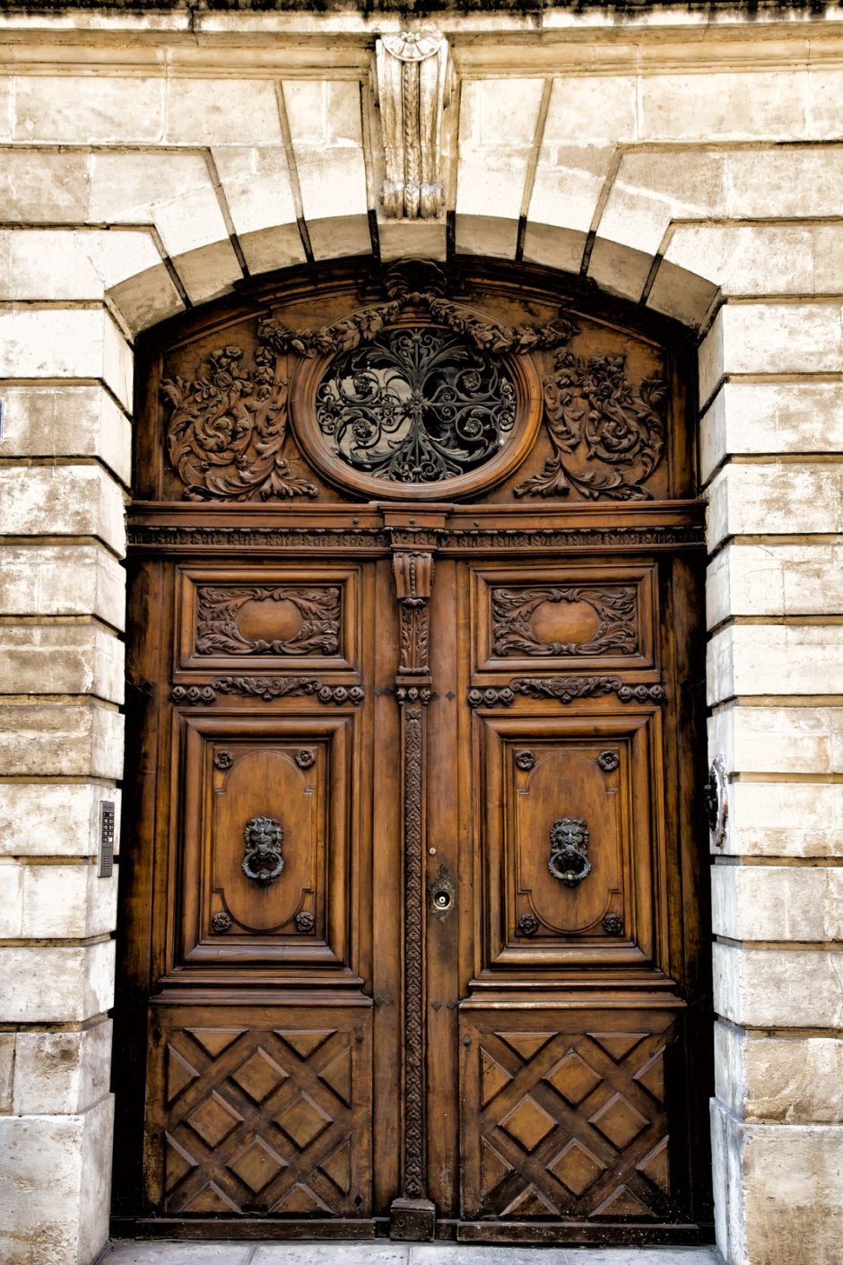 Деревянная дверь с кованными элементами