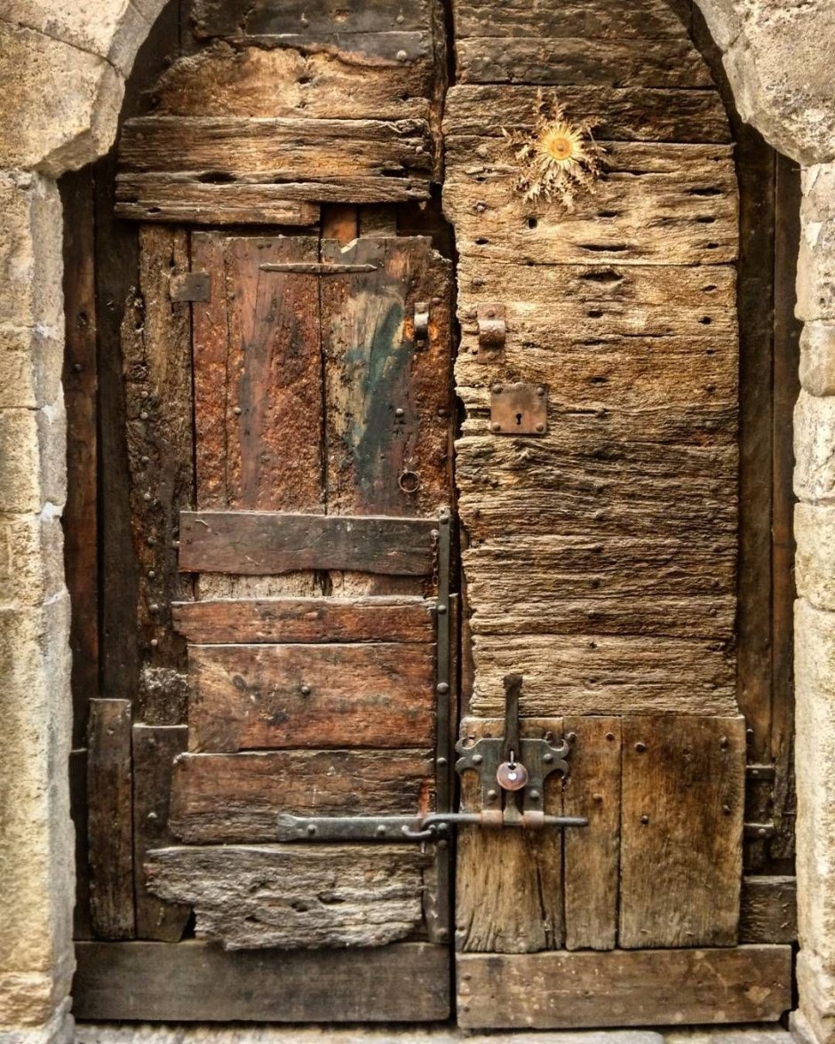 Старинная дубовая дверь