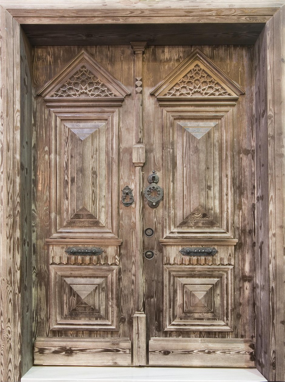 Сказочная деревянная дверь