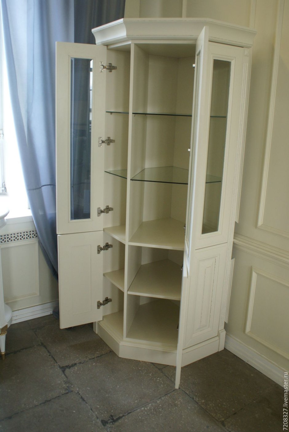 Кухня угловая с пеналом и телевизором