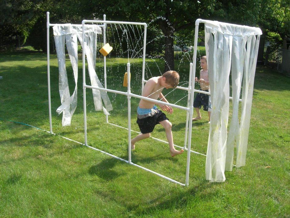 Поделки из пластиковых труб для дачи