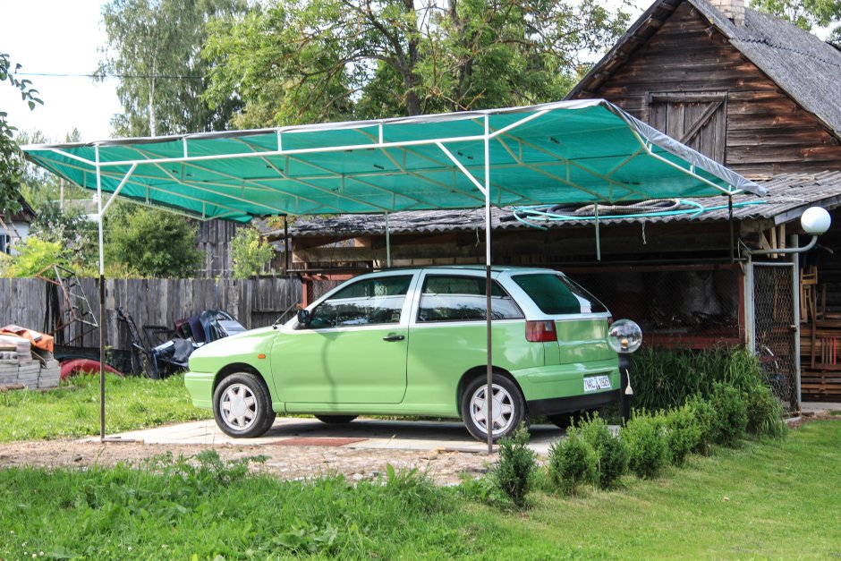 Навес для машины из брезента
