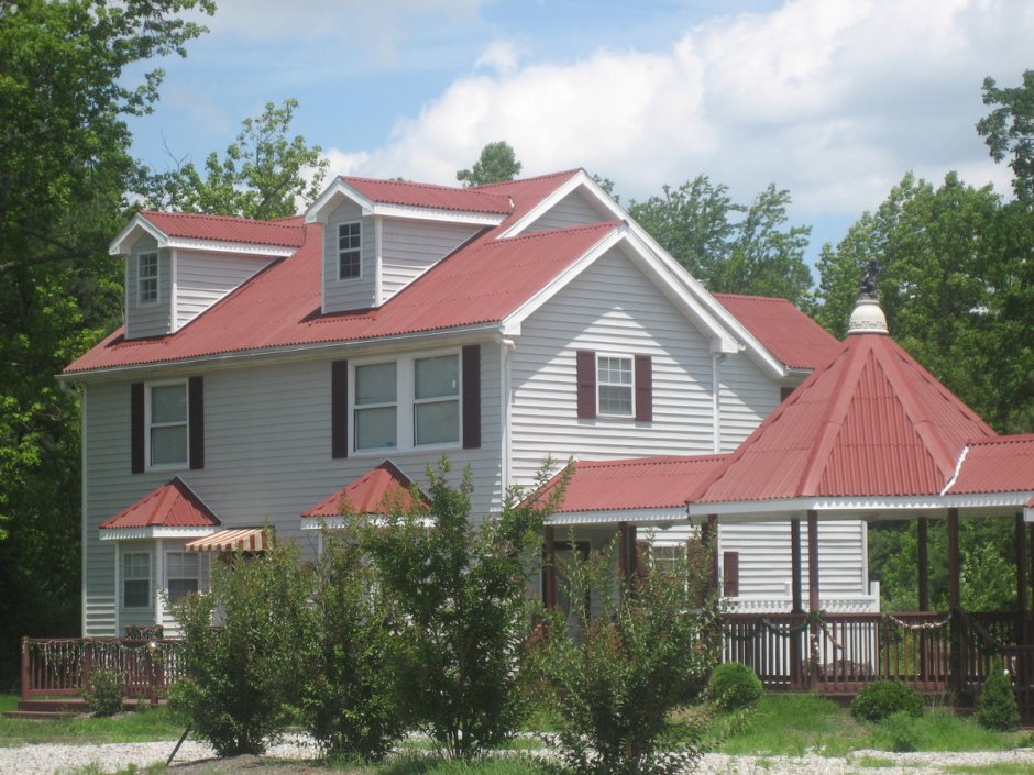 Серый дом с красной крышей
