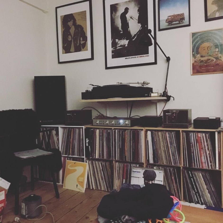 Комната с проигрывателем виниловых пластинок