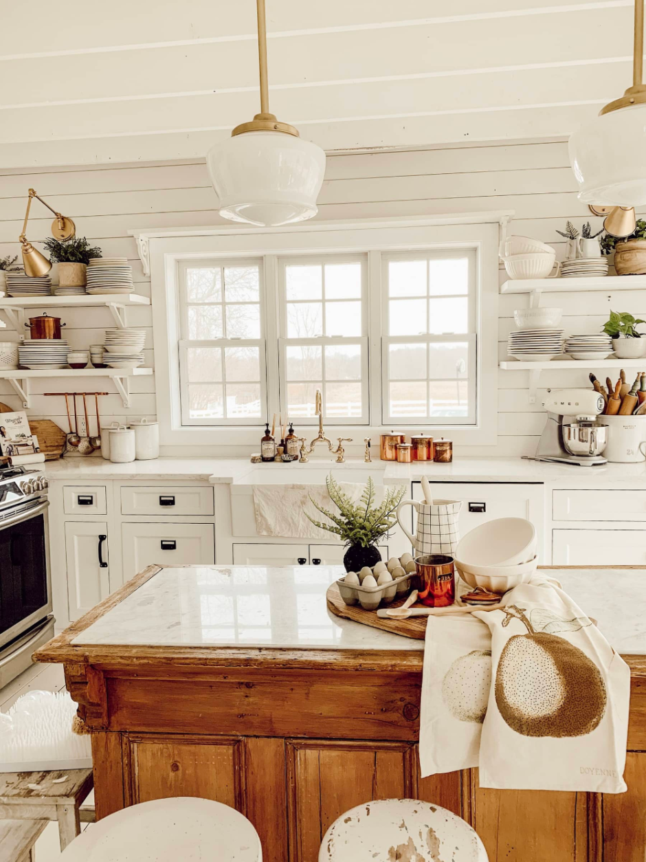 Кухня в деревенском стиле в белых тонах