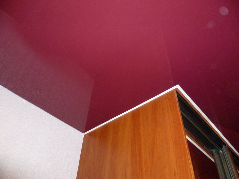 Встроенный шкаф и натяжной потолок