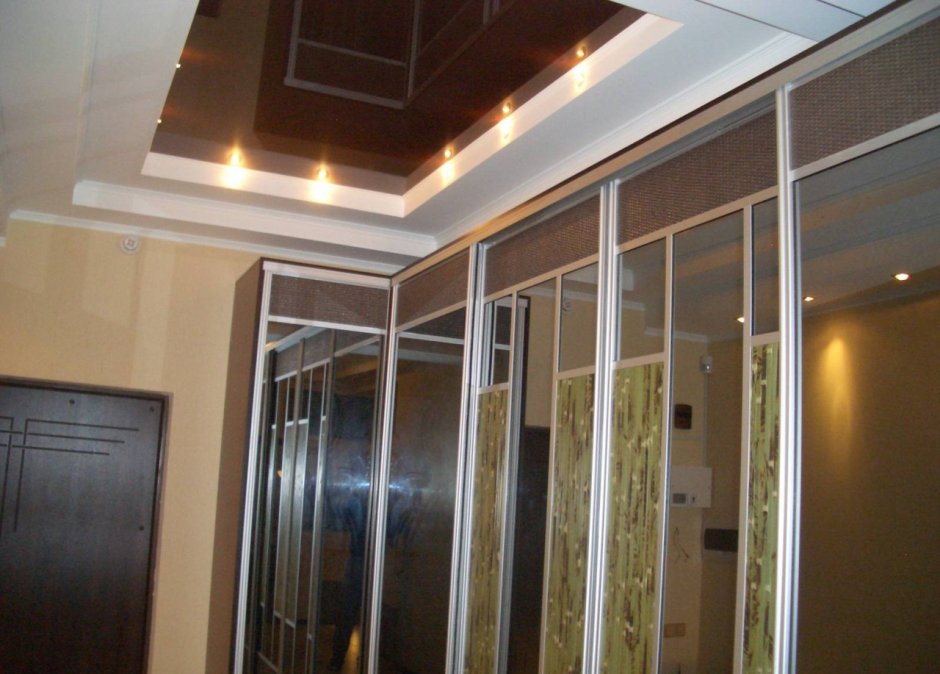 Встроенный шкаф и натяжной потолок