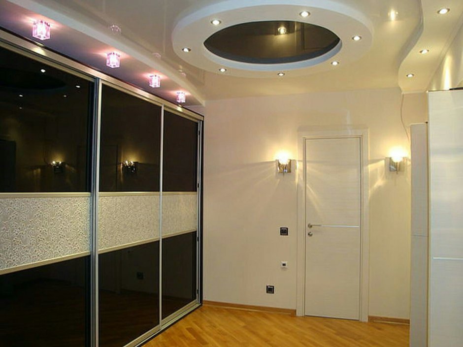 Шкаф купе и натяжной потолок