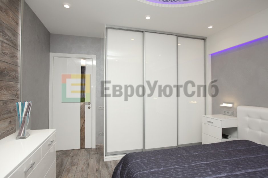 Шкаф купе и потолочный плинтус