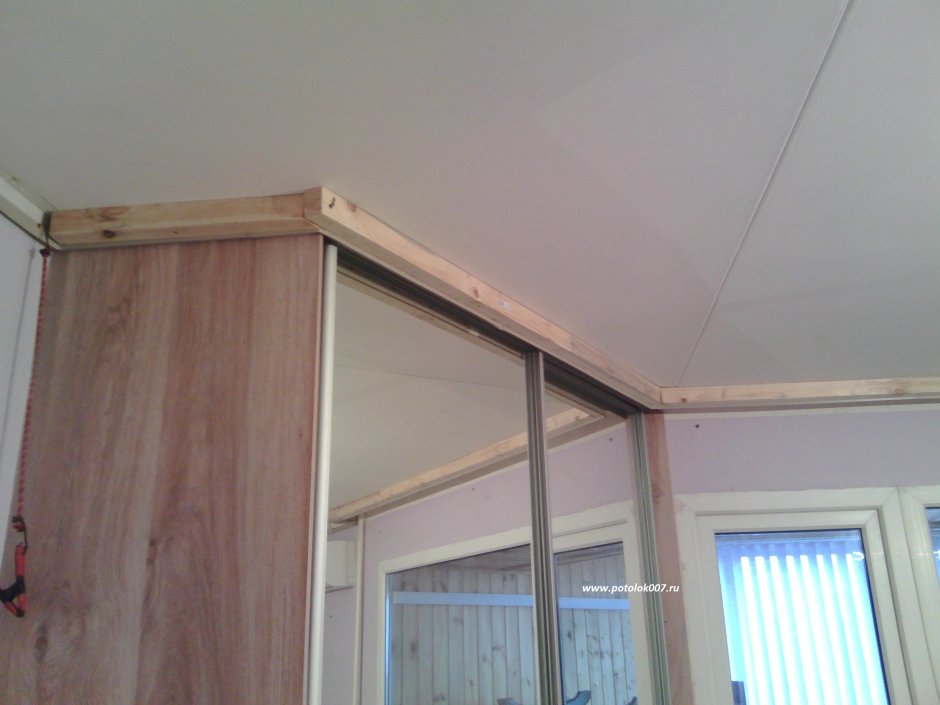 Встроенный шкаф и натяжной потолок