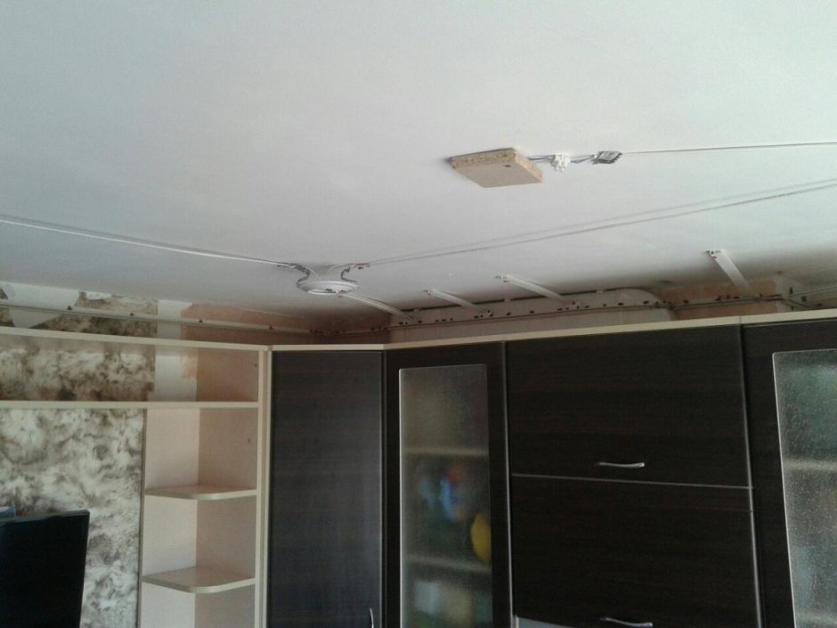 Глянцевый шкаф в спальню