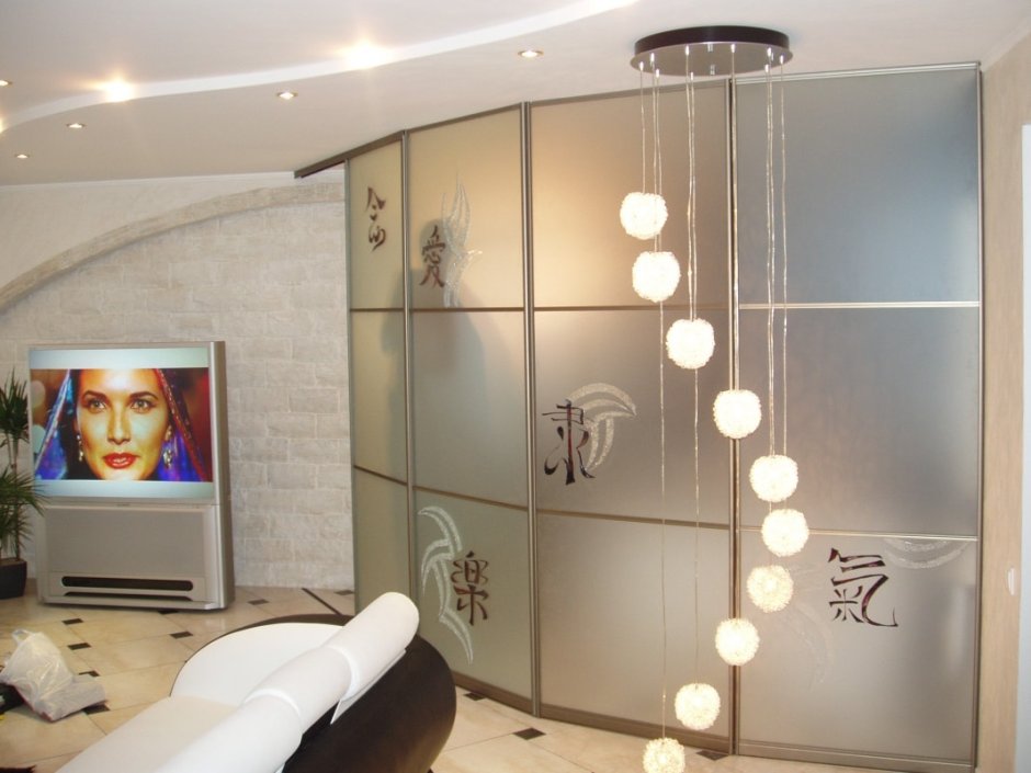 Шкаф встроенный в стену