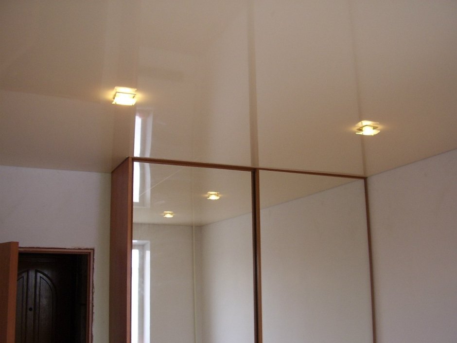 Встроенный шкаф купе и натяжной потолок