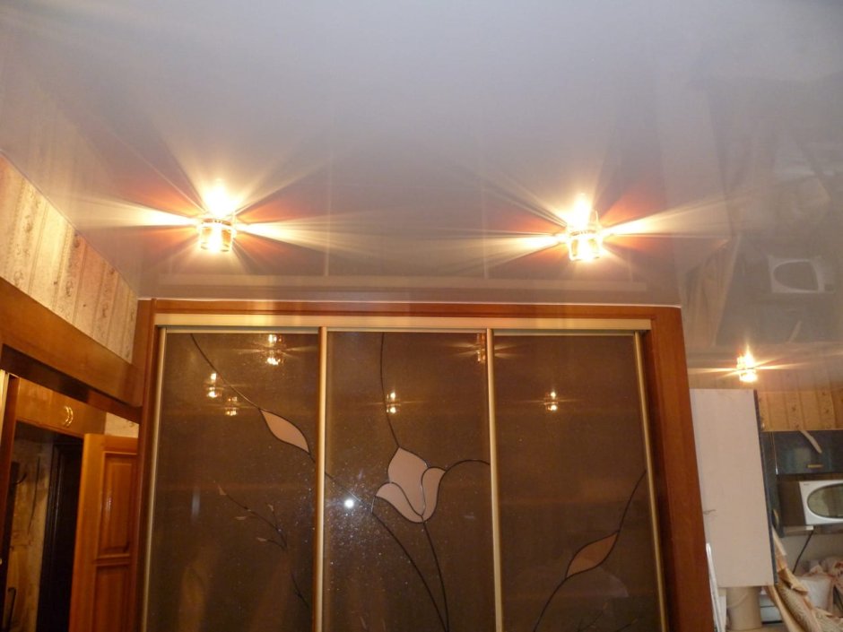 Встроенный шкаф с потолочным карнизом