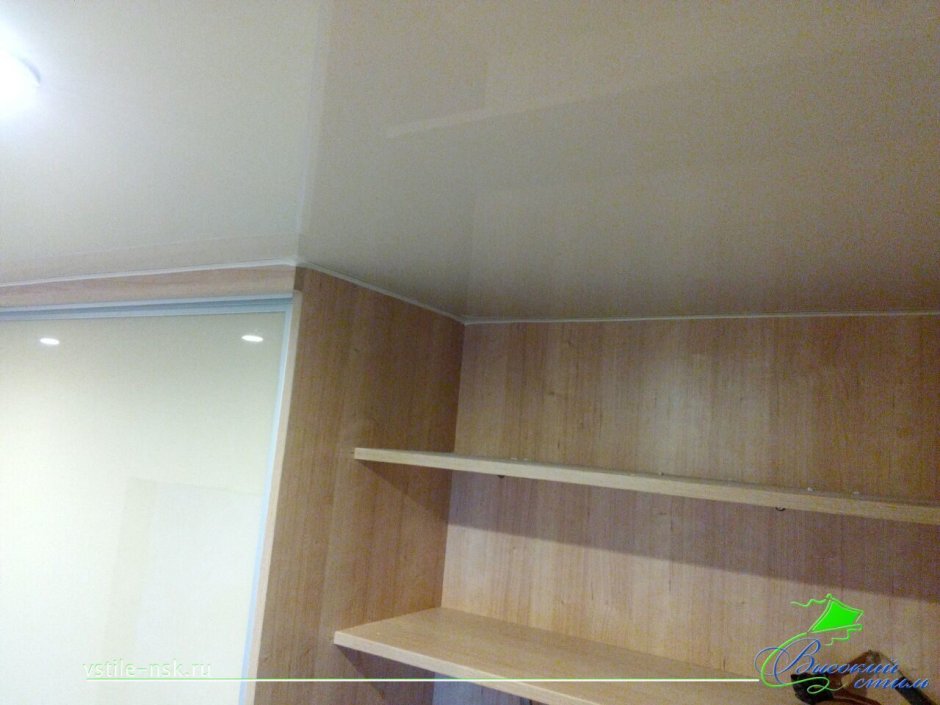 Парящий потолок и шкаф