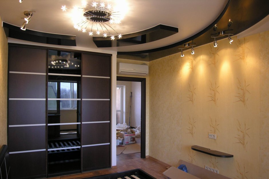 Шкаф в потолок в спальне