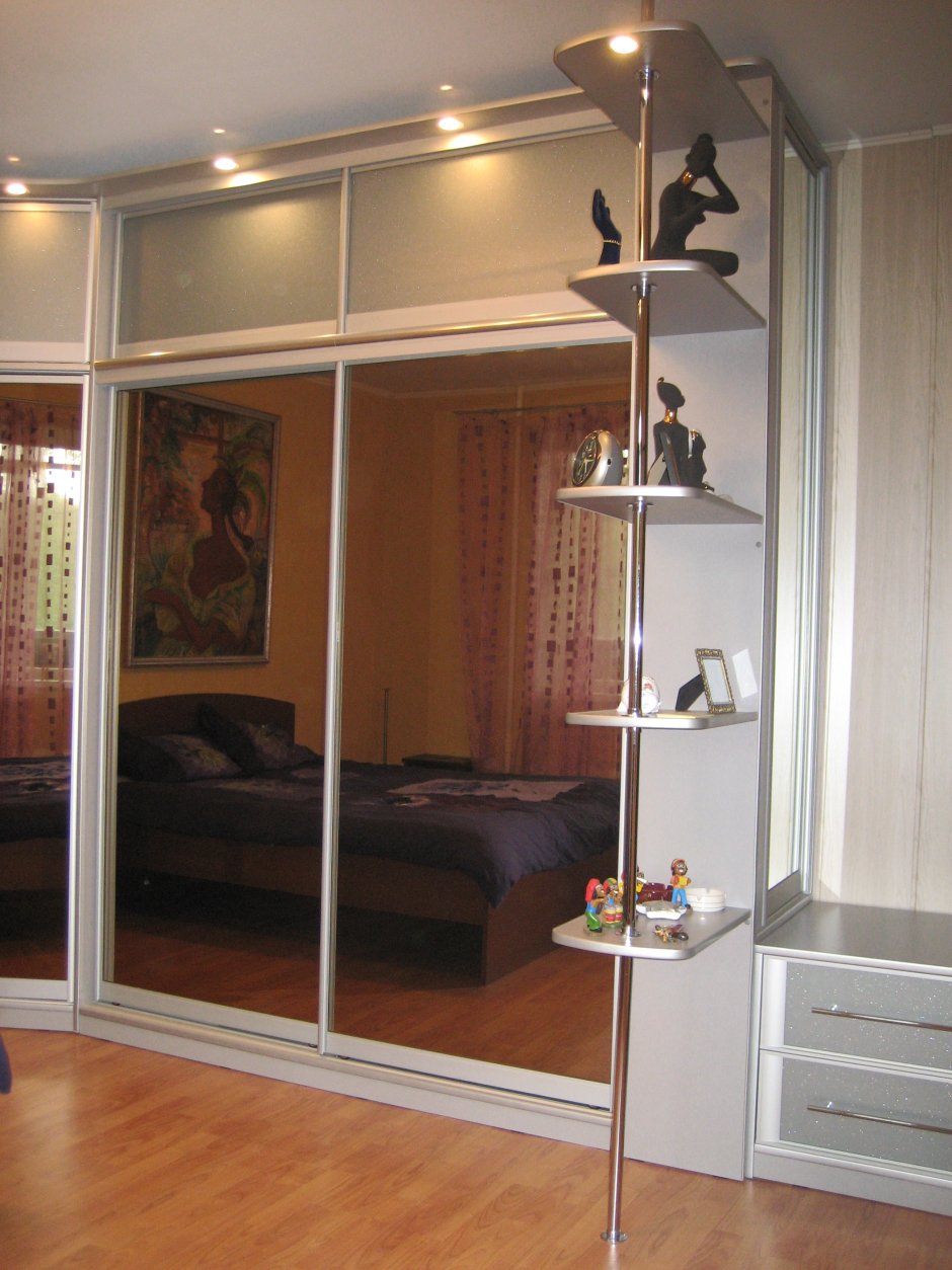 Розовый натяжной потолок