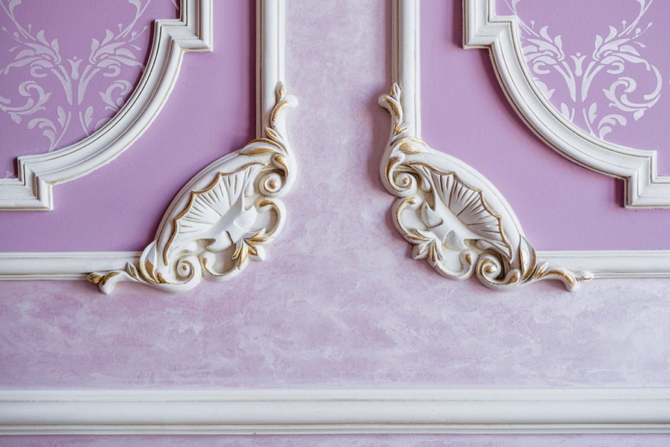 Лепнина в интерьере спальни