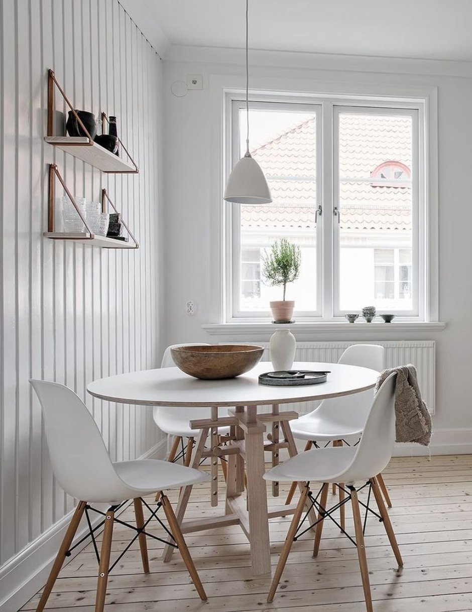 Круглый стол в стиле Сканди