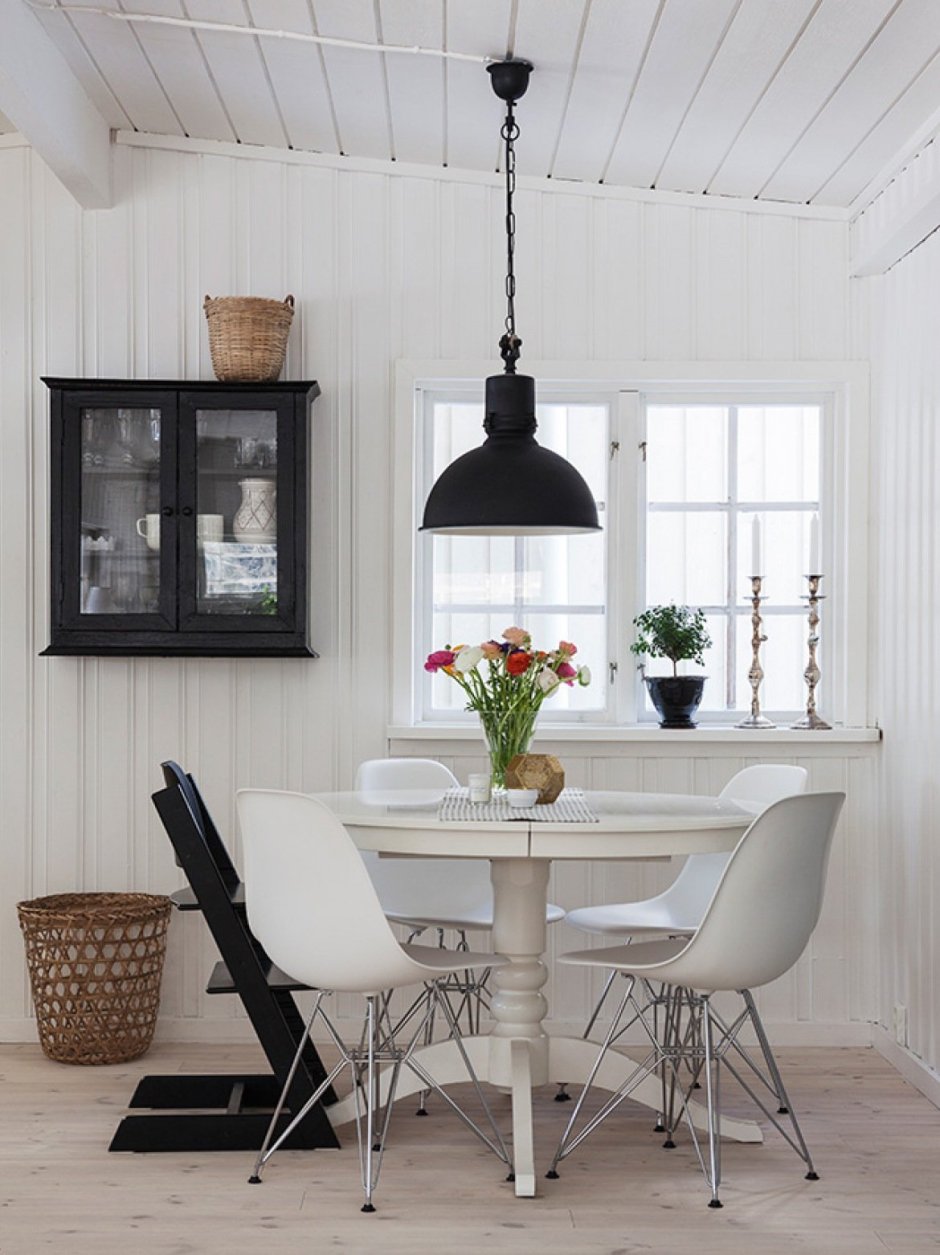 Круглый деревянный стол на кухню