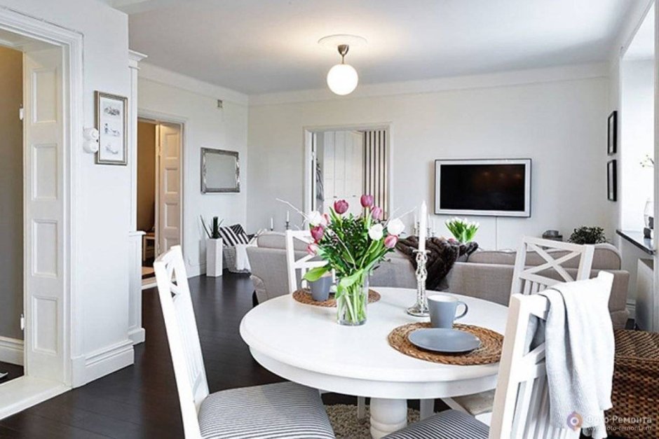 Круглый стол в интерьере гостиной