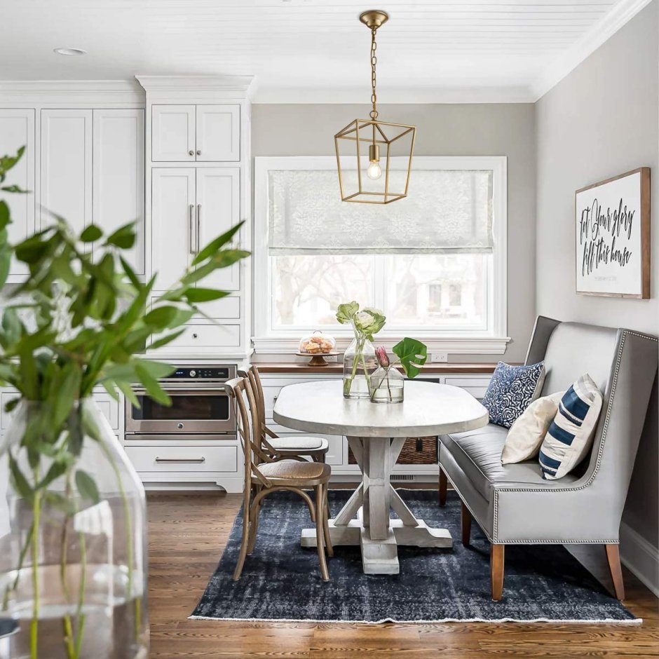 Интерьер кухни с диваном