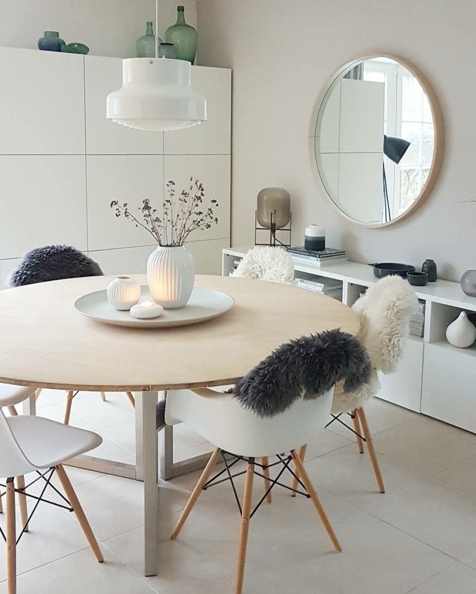 Круглый стол в скандинавском стиле