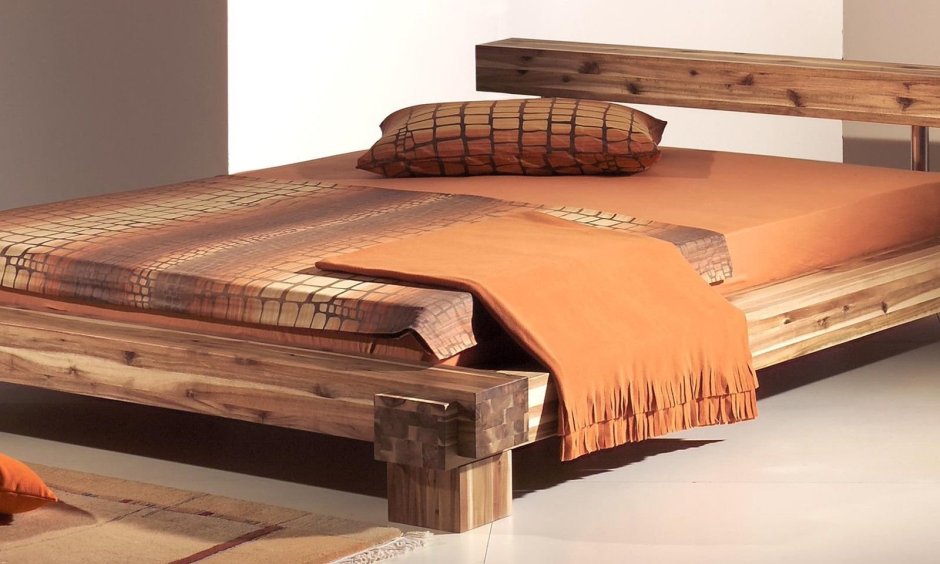 Кровать деревянная светло-коричневая сломанная