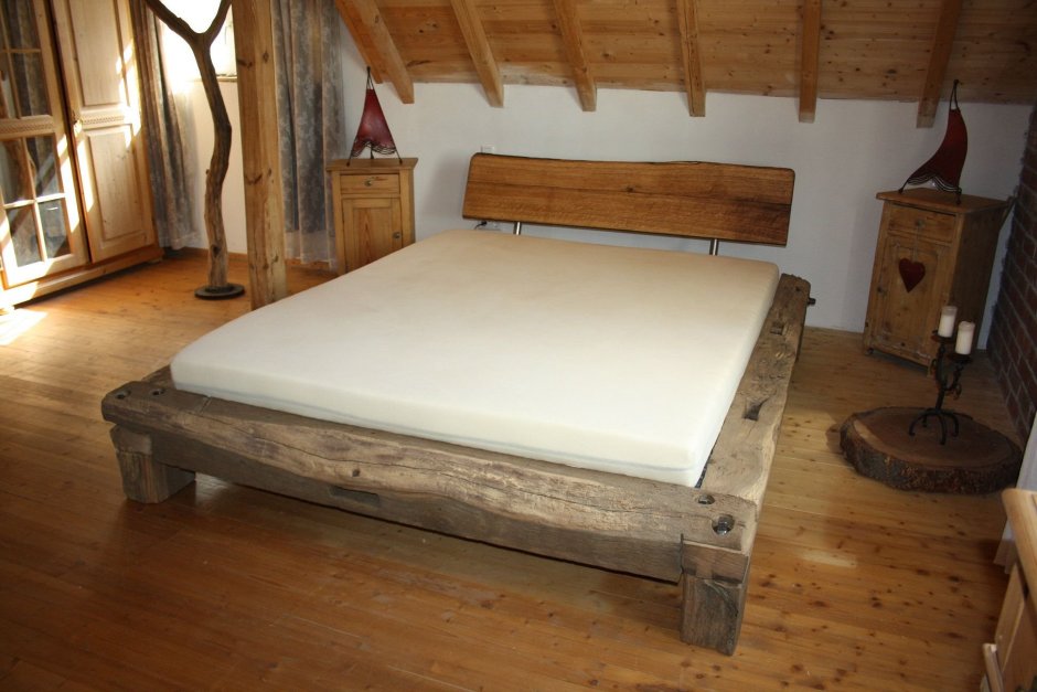 Кровать из бревен