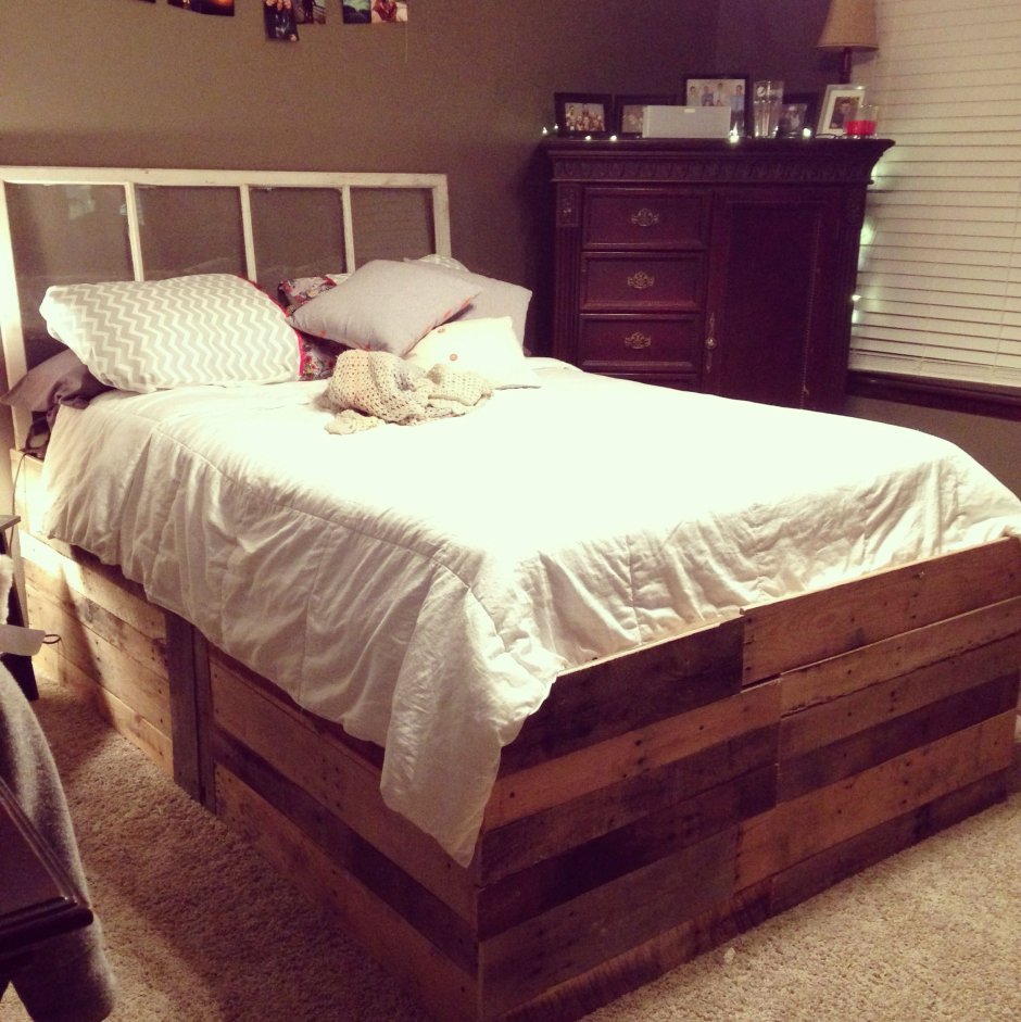 Кровать из.паллет новый год