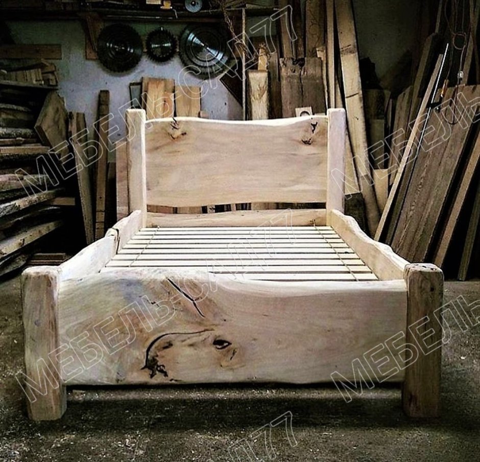 Кровать из дерева под старину