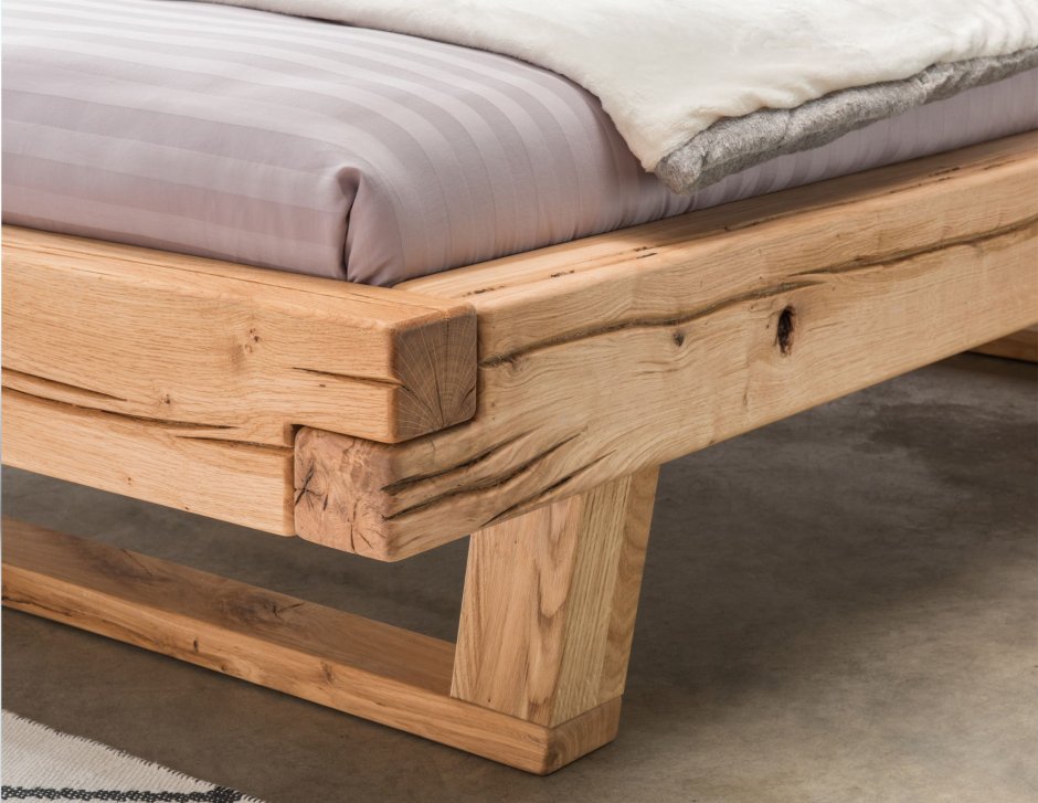 Деревянная кровать из бруса