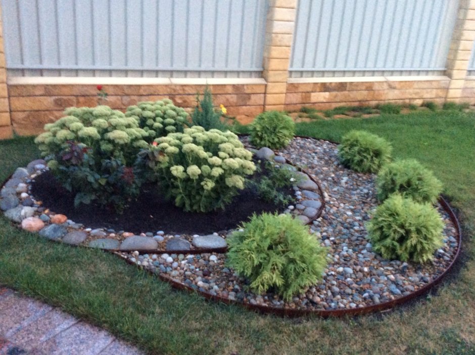 Мульчирование хвойников камнями