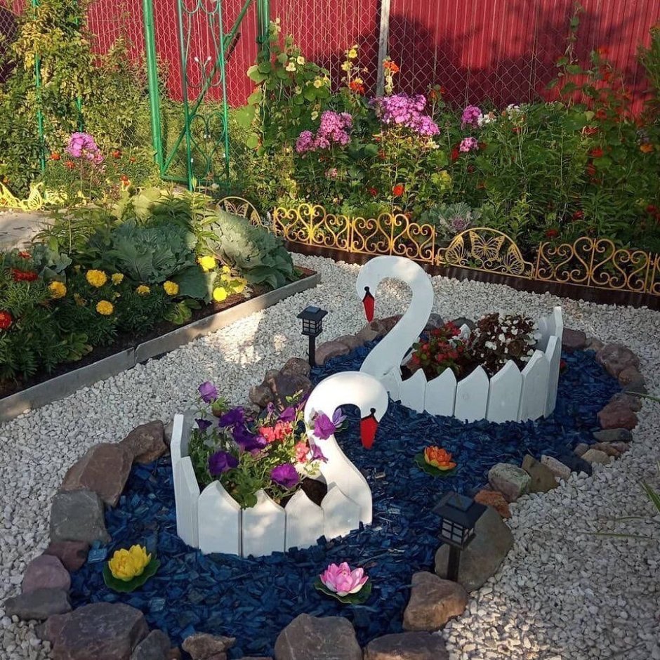 Клумба лебедь