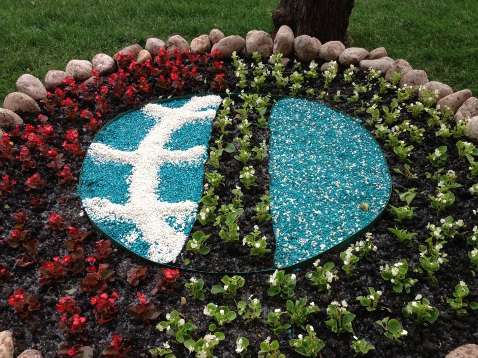 Цветная щебенка для клумб