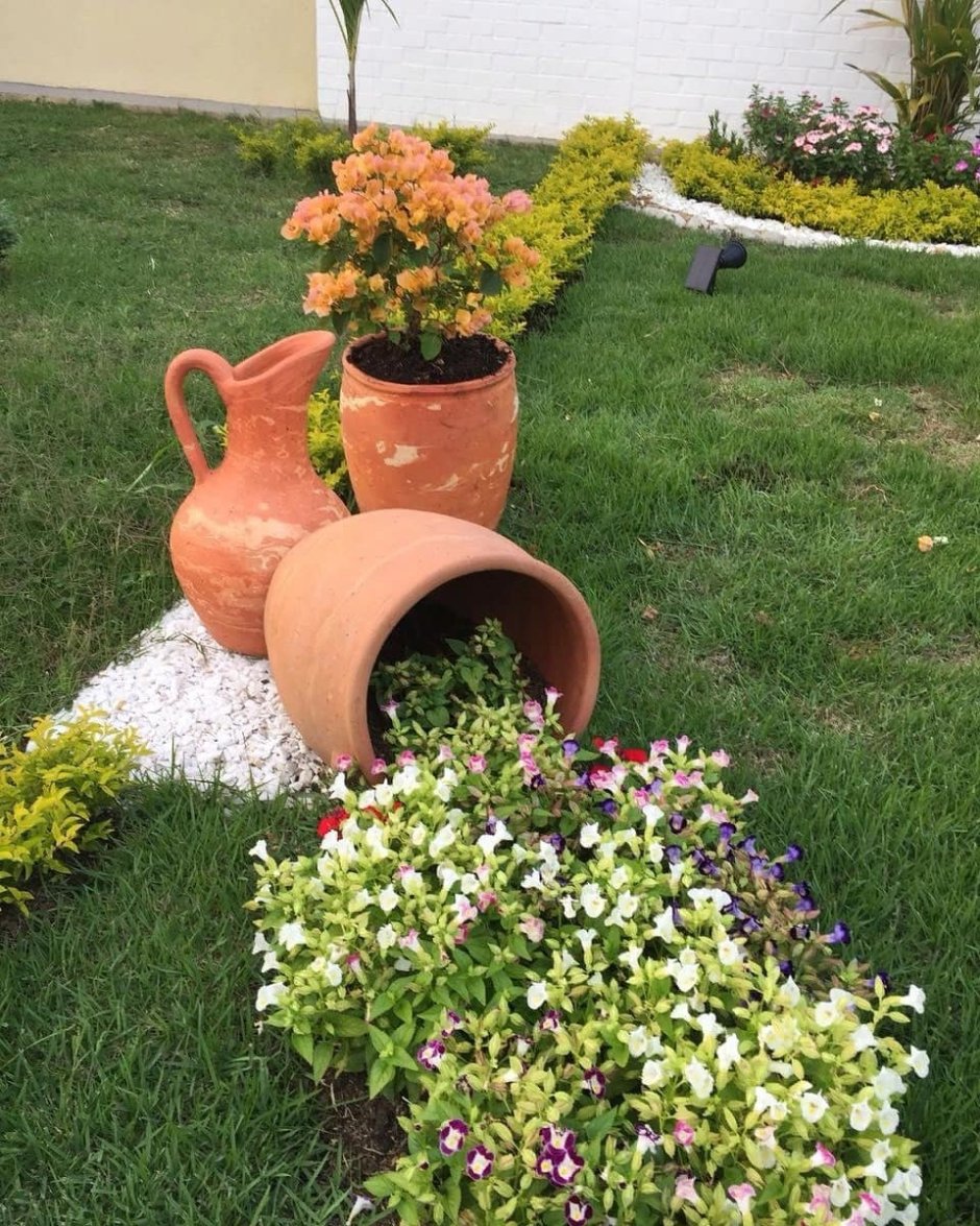 Клумба с опрокинутым горшком
