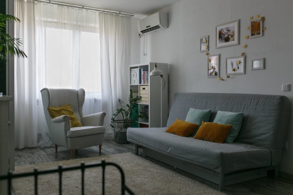 Кресло в интерьере однокомнатной квартиры
