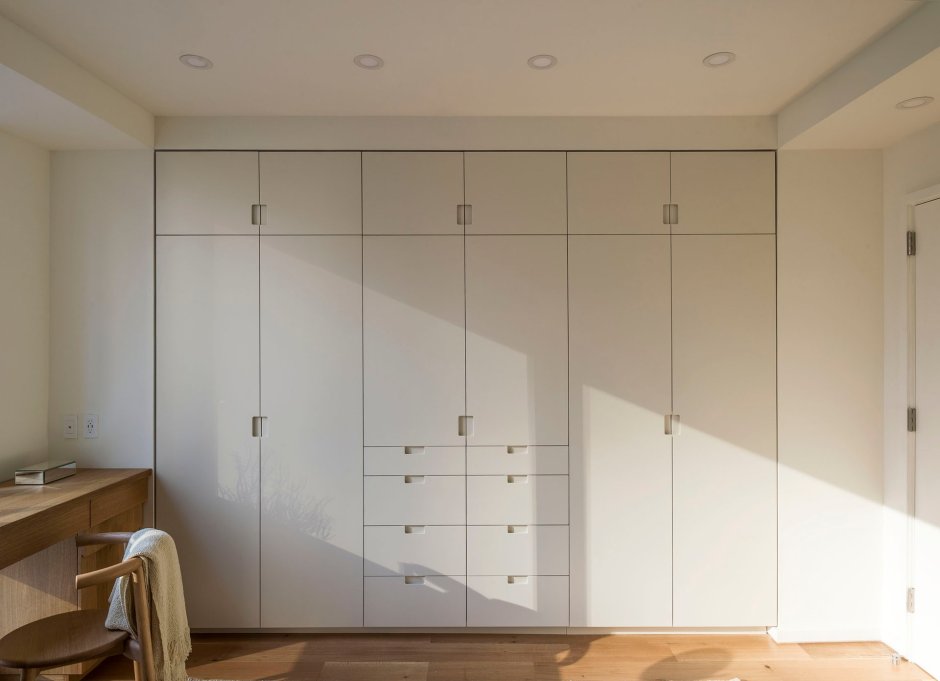 Шкаф до потолка с распашными дверями