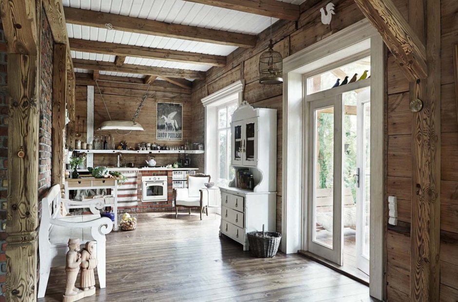 Деревянный сельский дом изнутри