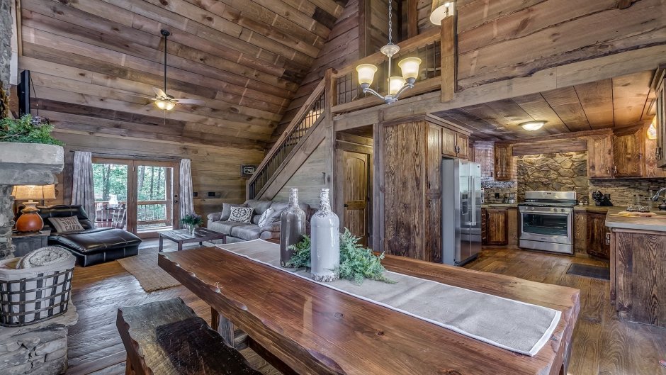 Гостиная Прованс Кантри в бревенчатом доме