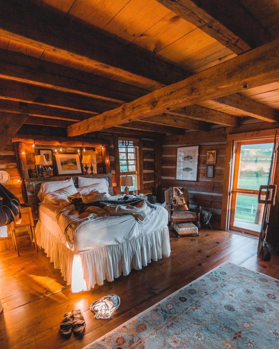 Деревянный домик изнутри