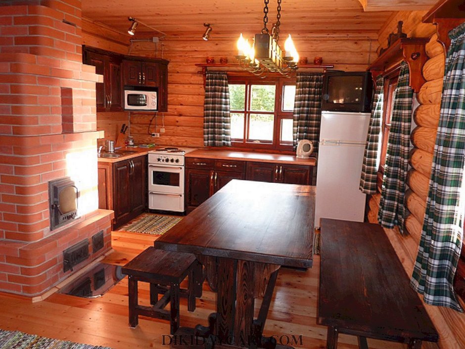 Интерьер деревянного дома с печкой