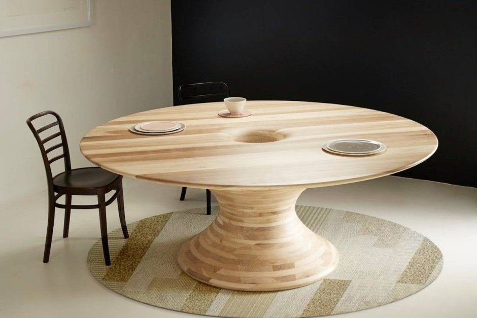Овальный стол из дерева