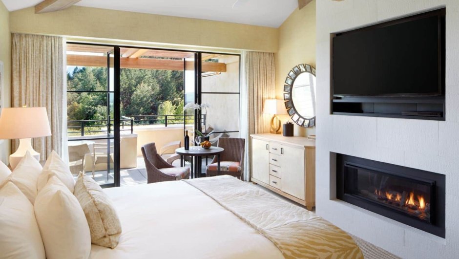 Спальня с телевизором посередине комнаты