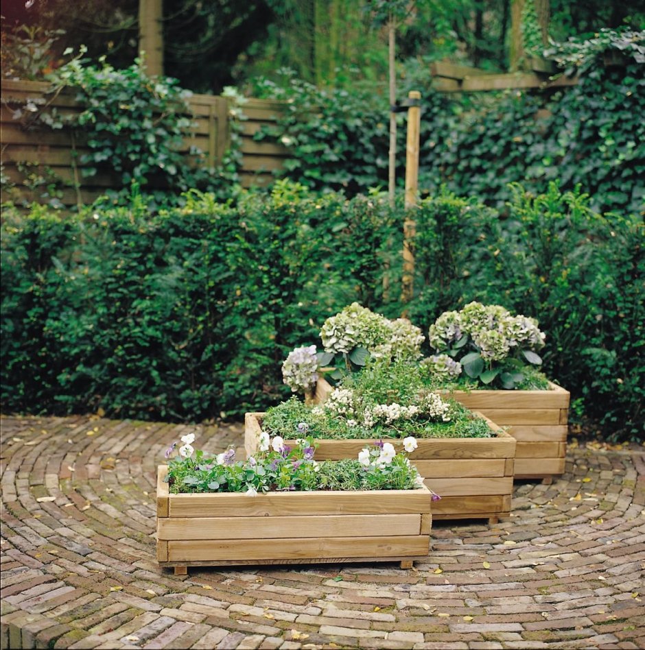 Деревянные цветочницы для сада